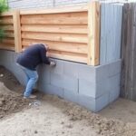 Как правильно заложить бетонный фундамент под стену или ограду: подробное руководство Как правильно заложить бетонный фундамент под стену или ограду: подробное руководство