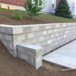 Practical guide to building retaining walls with concrete blocks and poured concrete Practical guide to building retaining walls with concrete blocks and poured concrete